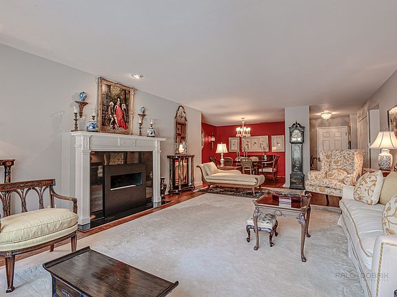 3rd image of 140 Franklin Pl E APT 104