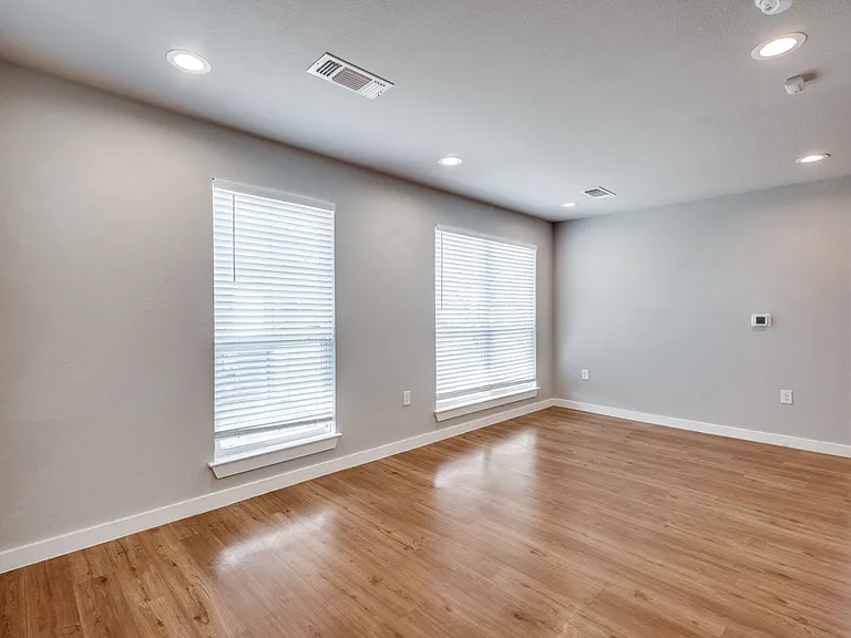 1904 Sena St — Photo 11