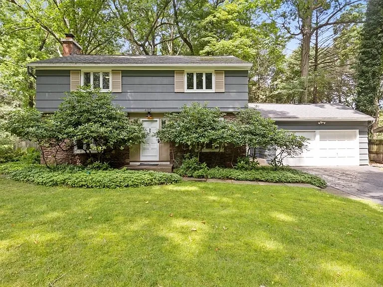 485 Oakridge Dr — Photo 1