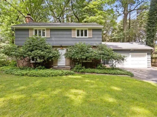 485 Oakridge Dr, Rochester, NY 14617