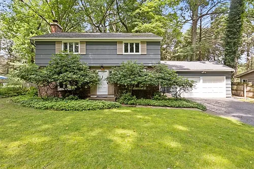 485 Oakridge Dr Photo 1
