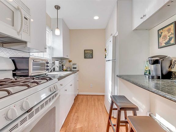 2nd image of 3133 Wilshire Ln