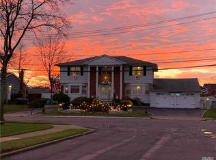 6 Skylark Rd, Massapequa Park, NY 11762