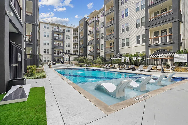 4000 Hulen Apartments — Photo 2