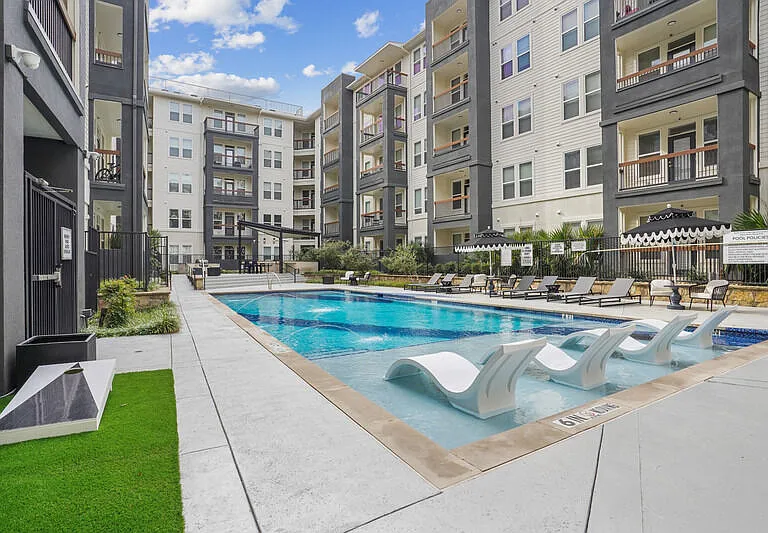 4000 Hulen Apartments — Photo 3