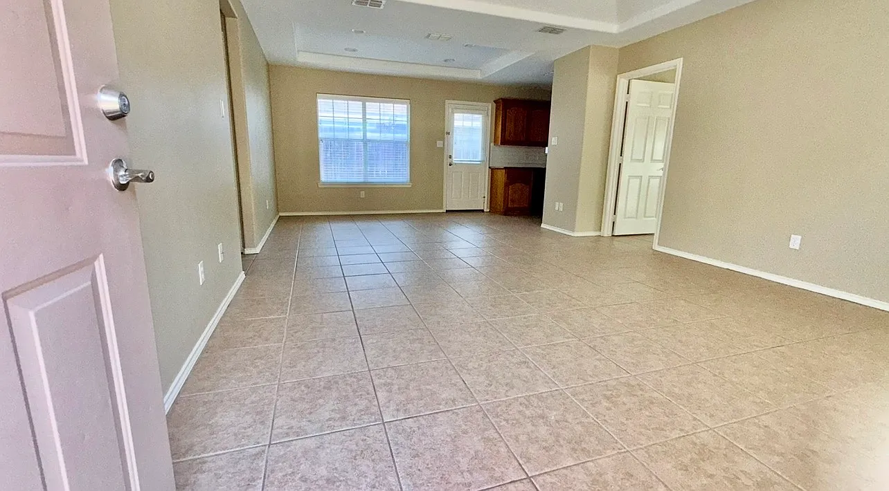 2 bed, $950 — Photo 2