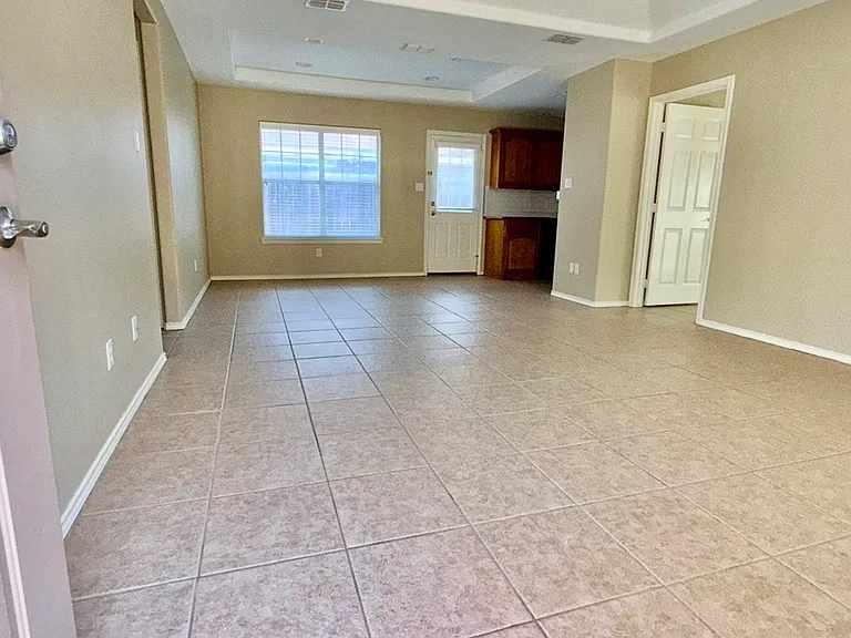 701 S Logan Dr #4 — Photo 2
