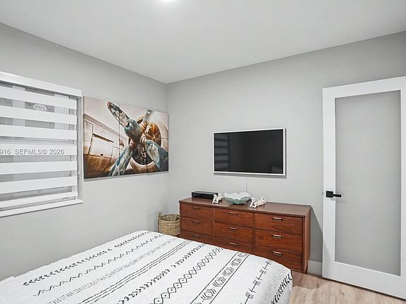 5th image of 331 W 40th Pl