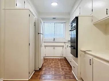 312 E Stocker St — Photo 2