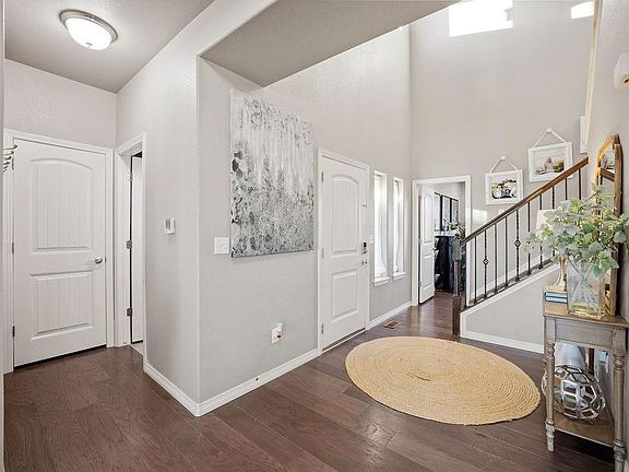 4th image of 580 Boxwood Dr.