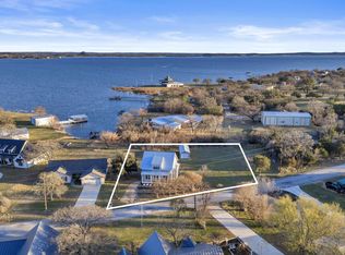 520 E Island Dr, Bluffton, TX 78607