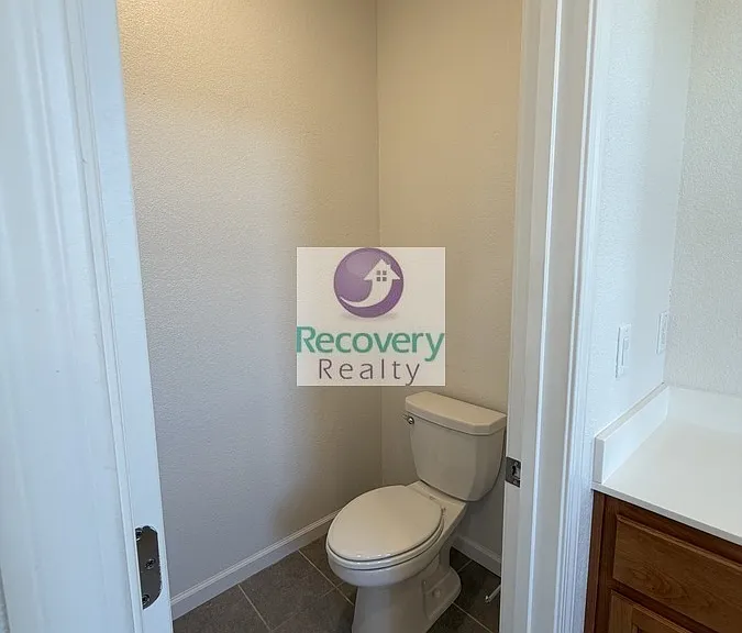 621 Tower Ct — Photo 12