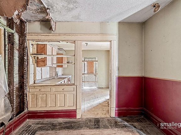 5th image of 821 Clarence St