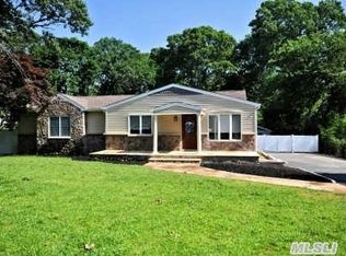 362 Twilight Ln, Smithtown, NY 11787