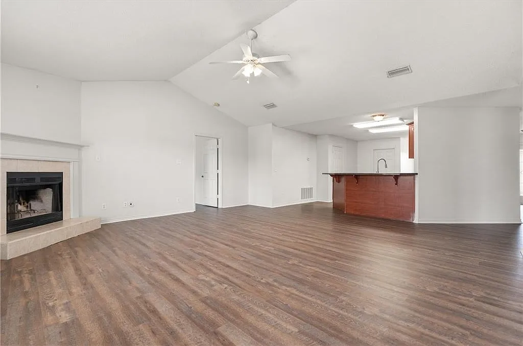 4 bed, 2.0 bath, 1968 sqft, $2,200 — Photo 3