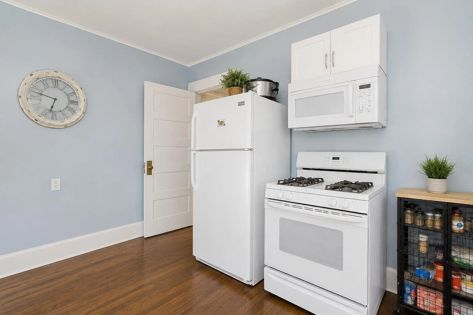 2 bed, 1.0 bath, 850 sqft, $1,600 — Photo 3