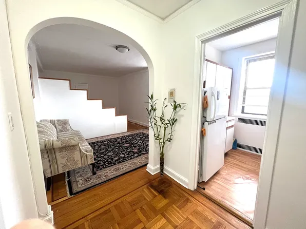 31-31 54th St #6K, Queens, NY 11377