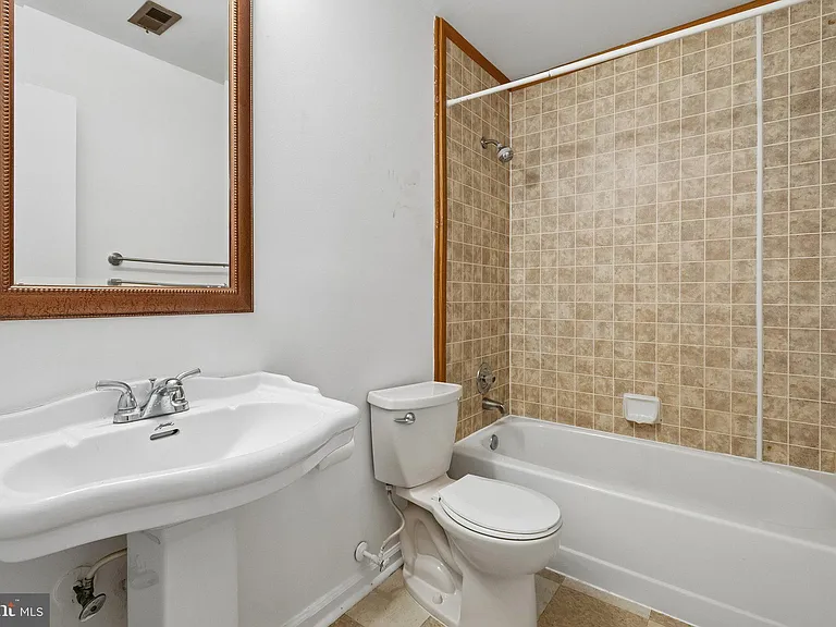 5515 Woodlawn Manor Ct — Photo 21