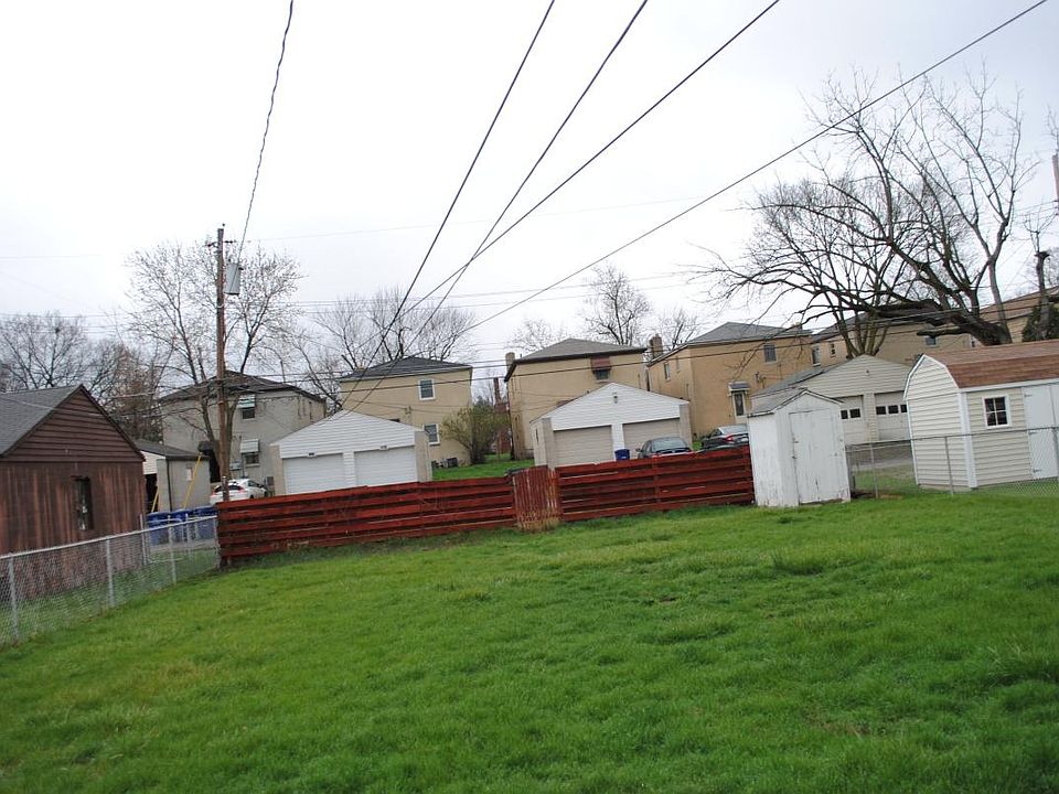 Fenced yard/Parking in rear