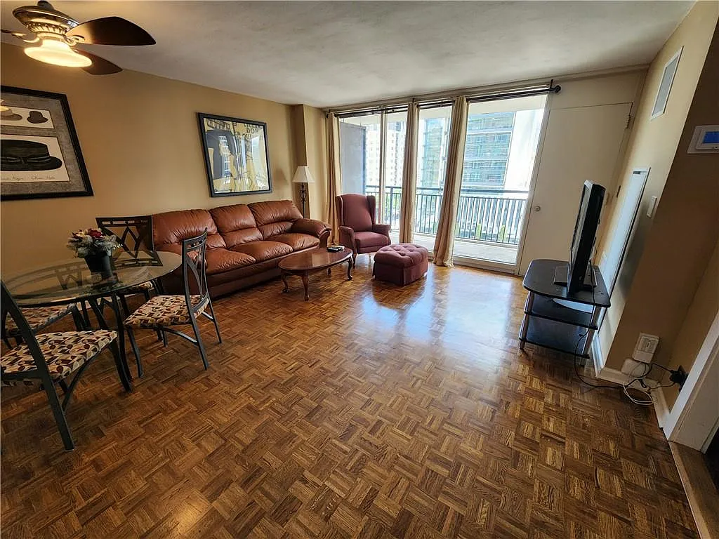 2 bed, 1.0 bath, 992 sqft, $1,795 — Photo 2