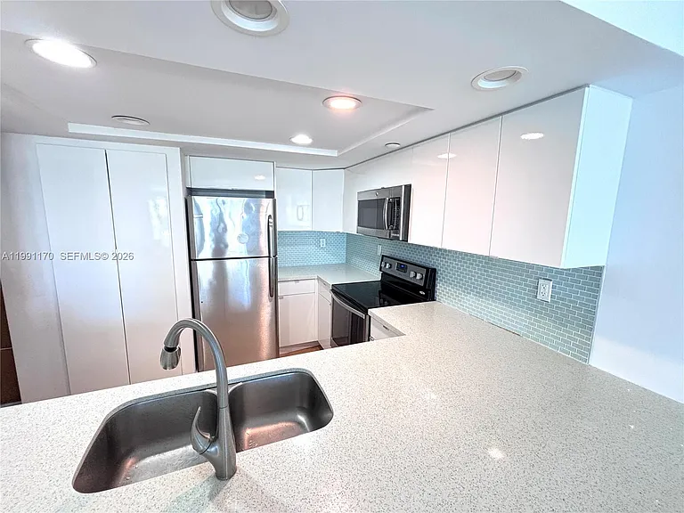 400 S Pointe Dr #408 — Photo 3