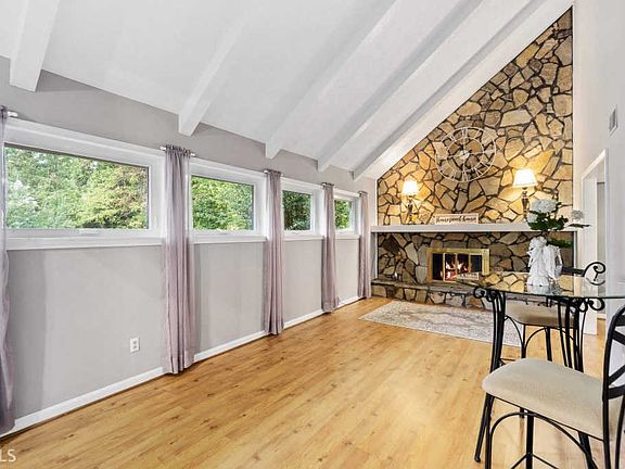 5th image of 2469 Emerald Dr