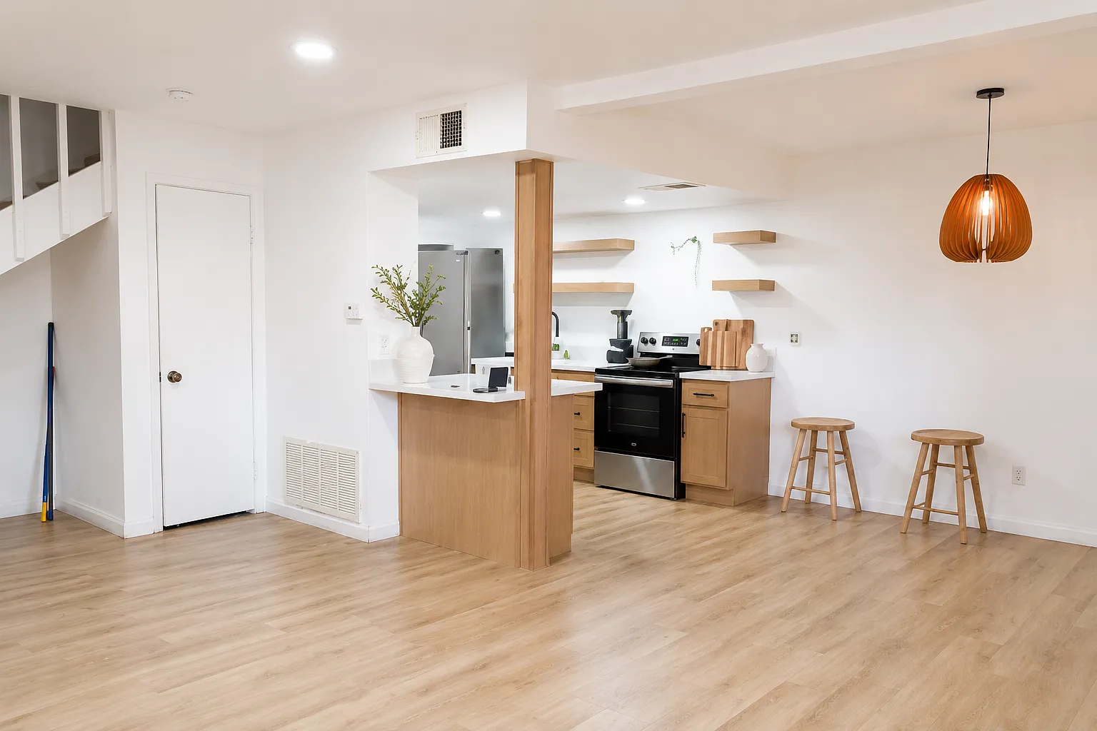 2 bed, 1012 sqft, $1,780 — Photo 2
