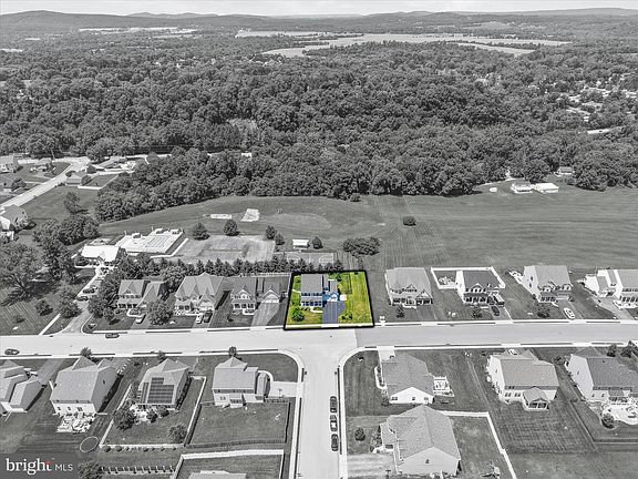 5th image of 100 Hollyhock Dr