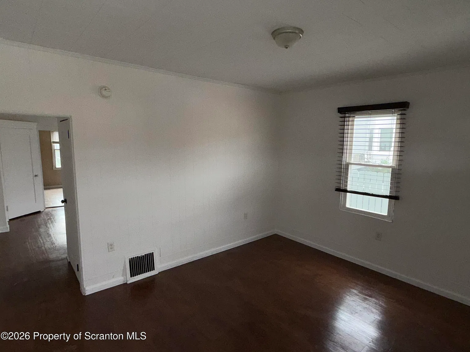 3 bed, 1.0 bath, 1500 sqft, $1,400 — Photo 3