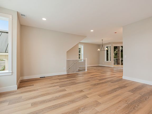 4th image of 464 SE Haddock Ln