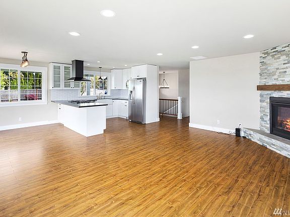 Great room w/o virtual staging.