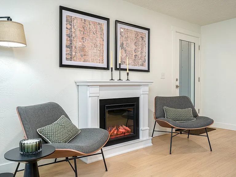 The Lindale | Leasing Office Seating