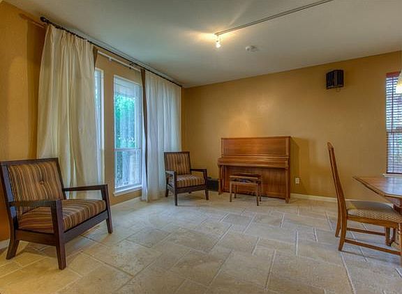 3rd image of 918 Annadale Dr