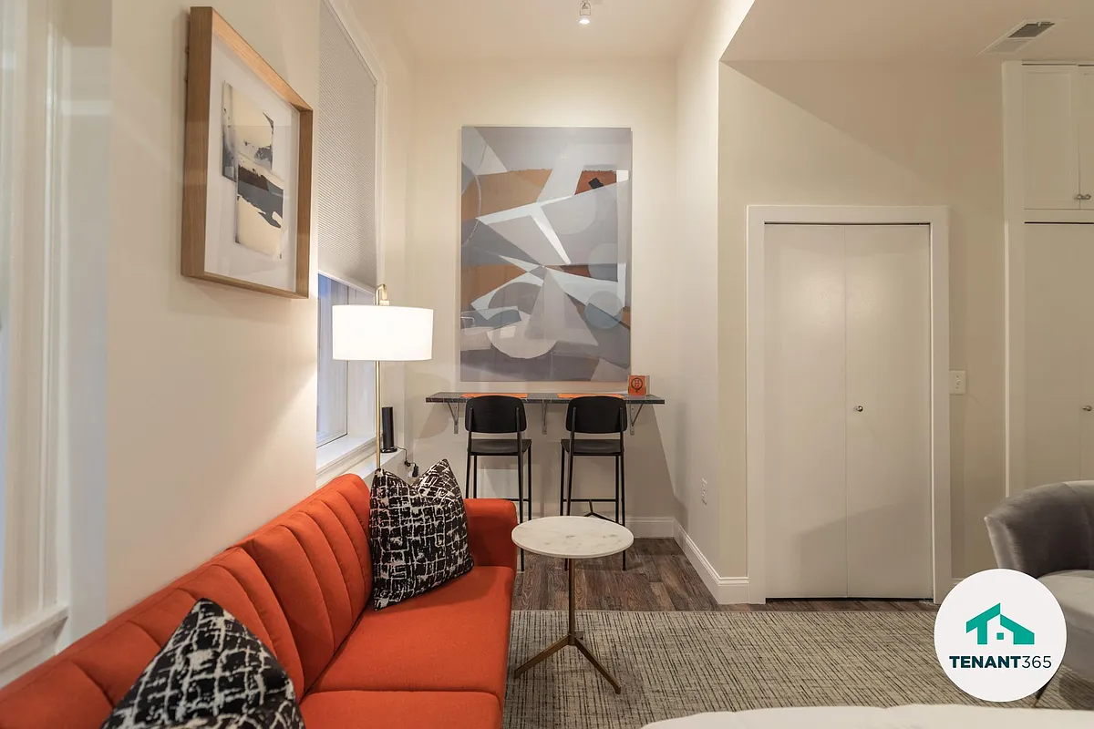 Building Photo - 8 E Fayette St #204