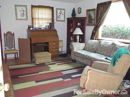 Large Living Room : High ceiling, large picture window