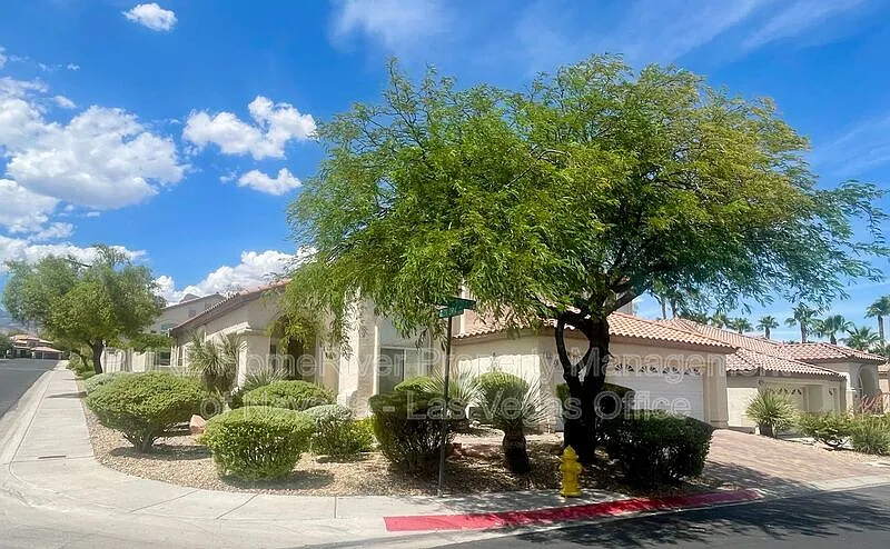 3 bed, 3.0 bath, 2539 sqft, $3,200 — Photo 2