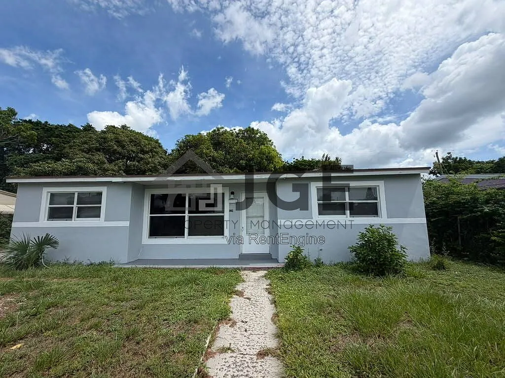 3 bed, 2.0 bath, 1020 sqft, $2,400 — Photo 1