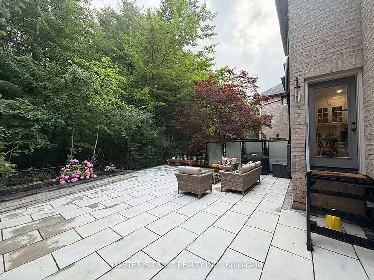 2132 Pinevalley Cres — Photo 10