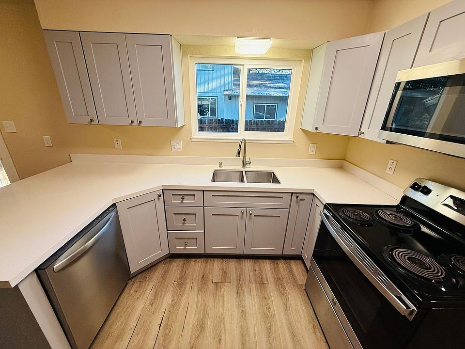 1st image of 949 Sunset Dr #B