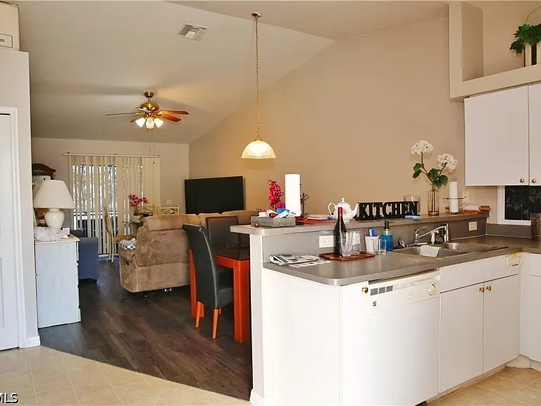 1809 SW Santa Barbara Pl — Photo 2