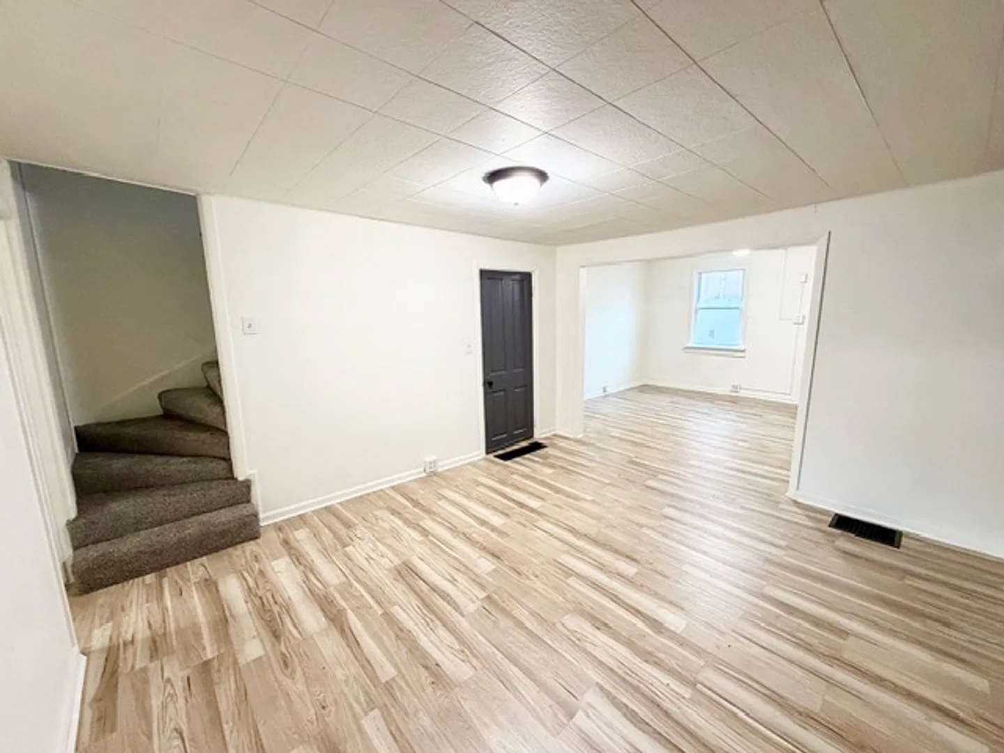 Spacious 3-Bedroom, 1-Bath Townhome for Rent! — Photo 2