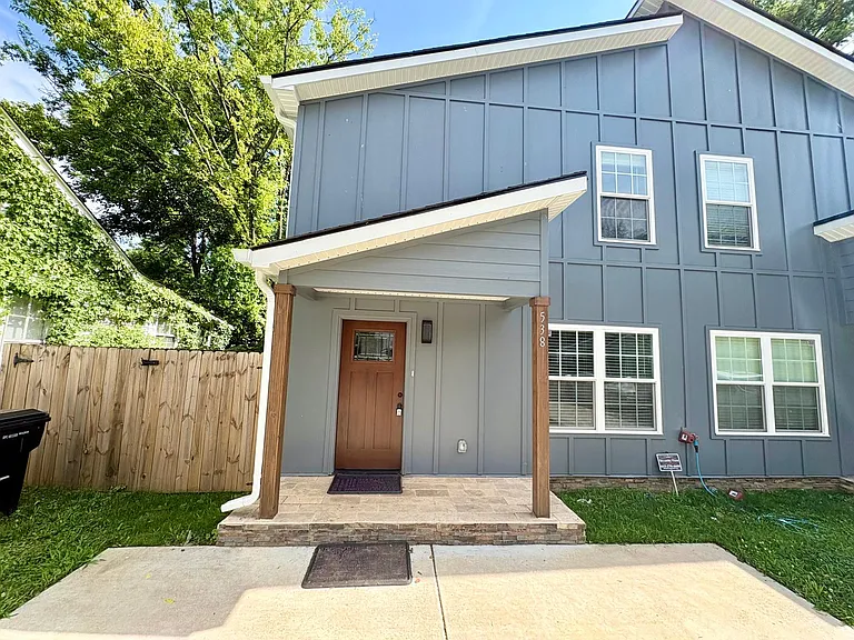 538 E State St — Photo 2