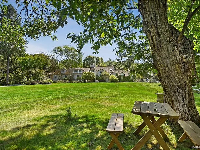 106 Old Stone Hill Rd — Photo 3