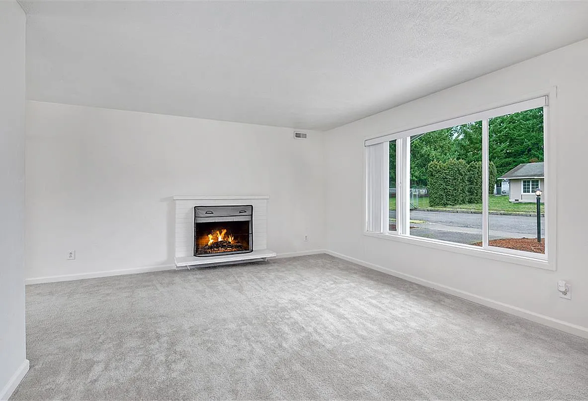 3 bed, 1010 sqft, $2,415 — Photo 2