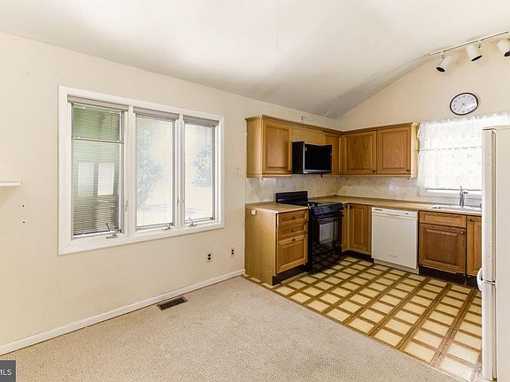 5th image of 63 Pleasant Valley Dr