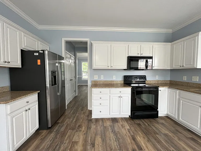 783 Hay River St — Photo 12