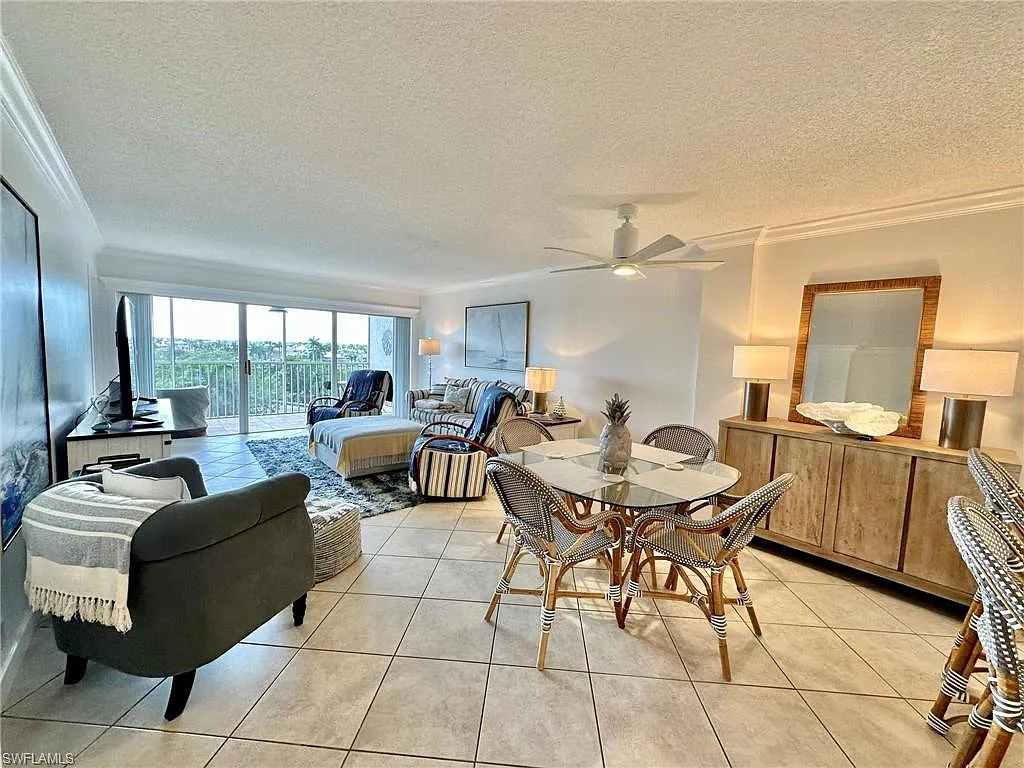 2 bed, 2.0 bath, 1051 sqft, $7,500 — Photo 4