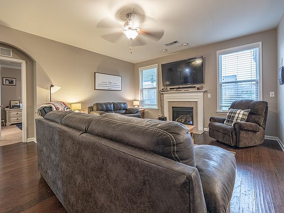 5th image of 312 Dandelion Dr