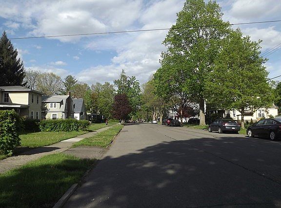 2nd image of 450 W Clinton St