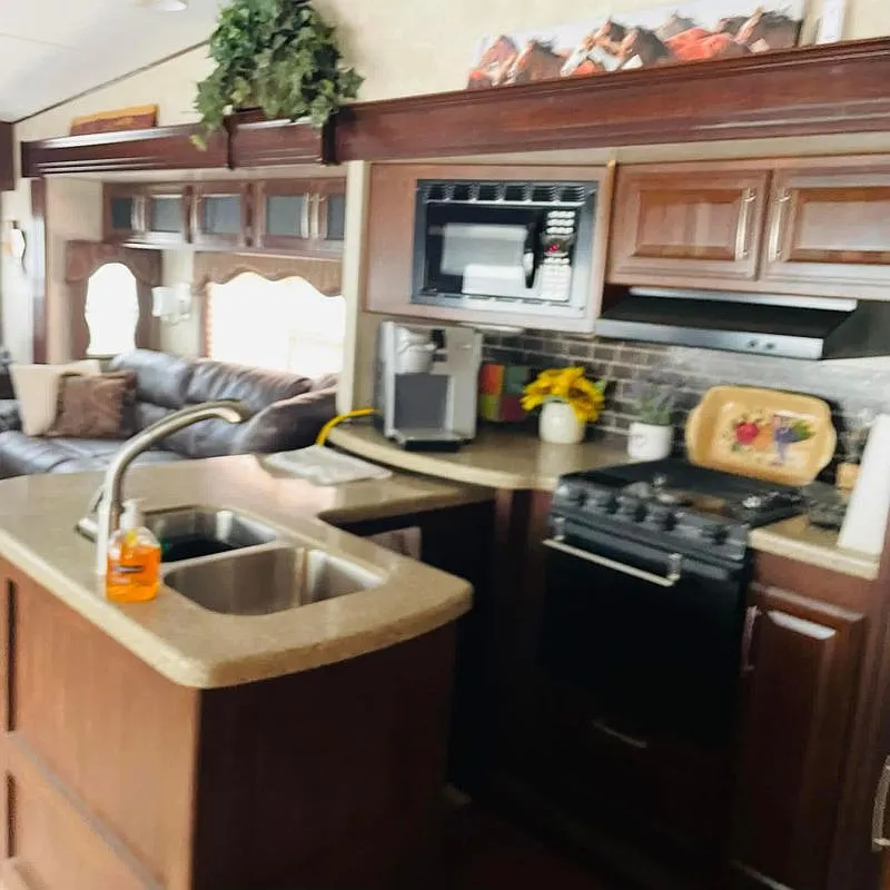 1 bed, 1.5 bath, 612 sqft, $975 — Photo 2